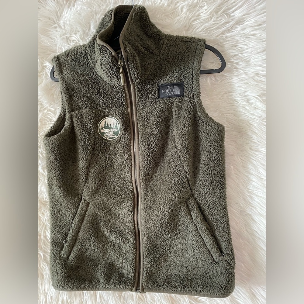 The North Face Campshire Mountain High Outfitters Women’s Sherpa Fleece Vest-M